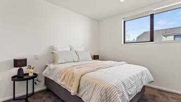 1 habitación, escritorio, tabla de planchar con plancha y wifi