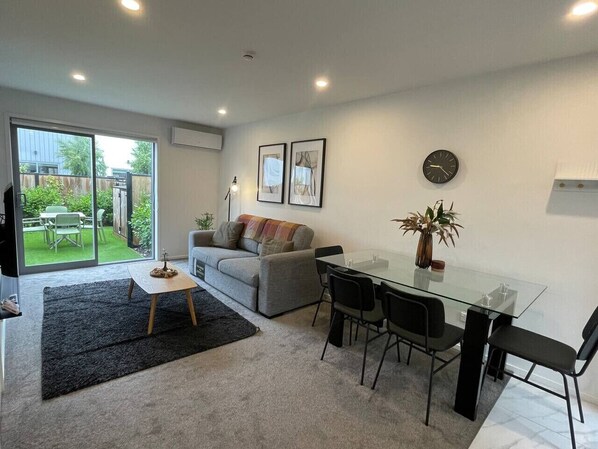 TV - 2 Bed 2 Bath Retreat (Christchurch)