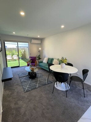 TV - Well-furnished Auckland Stunner (Auckland)