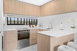 Réfrigérateur, four à micro-ondes, un four, surface de cuisson