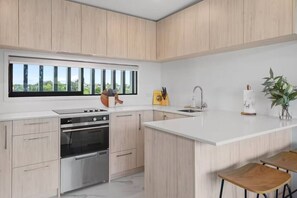 Fridge, microwave, oven, stovetop - Bright and Stylish Tauranga Home (Tauranga)