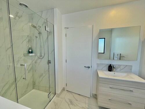 Lovely and Bright 2 Bed 2 Bath Home