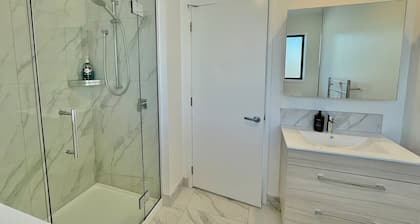 Lovely and Bright 2 Bed 2 Bath Home