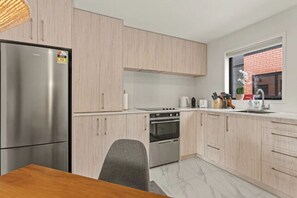 Réfrigérateur, four à micro-ondes, un four, surface de cuisson