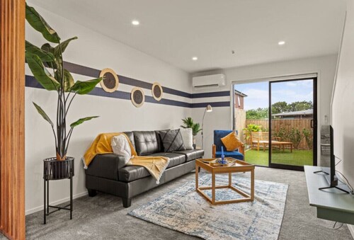 Warm and Bright 2 Bed Townhouse