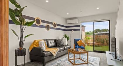 Warm and Bright 2 Bed Townhouse