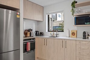 Køleskab, mikrobølgeovn, ovn, kogeplade