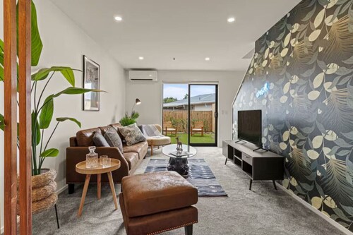 Modern and Bright Auckland 2 Bed