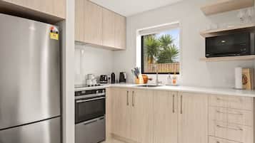 Een koelkast, een microgolfoven, een oven, een kookplaat