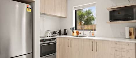 Køleskab, mikrobølgeovn, ovn, kogeplade