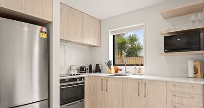 Vibrant 2 bed Henderson Abode