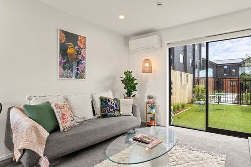 Vibrant 2 bed Henderson Abode