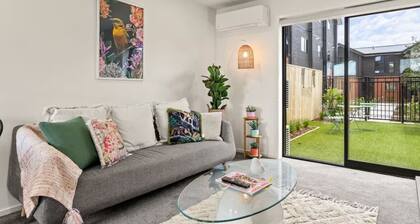 Vibrant 2 bed Henderson Abode