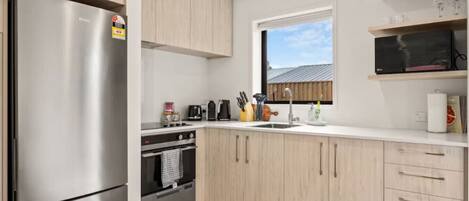 Refrigerador, microondas, horno y parrilla de estufa