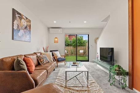 TV. Cosy and Stylish Auckland Home