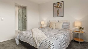 2 bedrooms, iron/ironing board, WiFi, bed sheets - Well-styled Vibrant 2 Bed Home (Auckland)