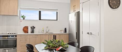 冷蔵庫、電子レンジ、オーブン、コンロ