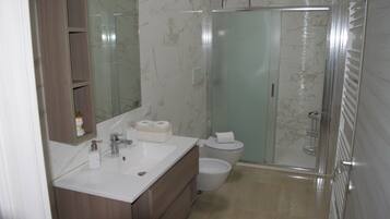 Douche, sĂšche-cheveux, bidet, serviettes fournies