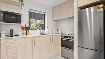 Geladeira, micro-ondas, fogão, cooktop