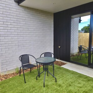 Outdoor dining - Charming Sunnyvale Studio (Auckland)