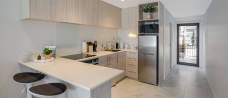 冷蔵庫、電子レンジ、オーブン、コンロ