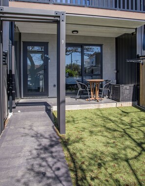 Patio - Serene Escape: Studio in Macky Street (Lower Hutt)