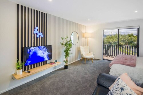 Bright Studio Apartment on Macky Street