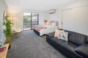 1 bedroom, WiFi - Bright Studio Apartment on Macky Street (Lower Hutt)