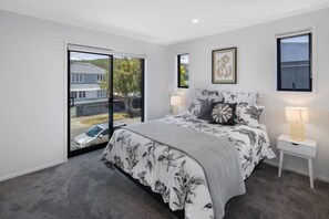 1 dormitorio, tabla de planchar con plancha, wifi y ropa de cama