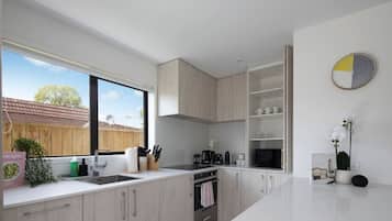 Refrigerador, microondas, horno, placa de cocina