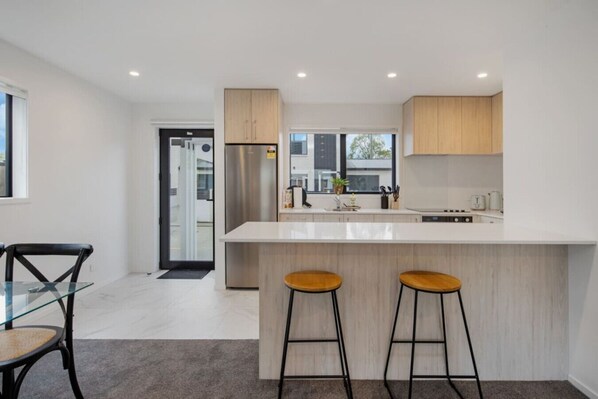 冷蔵庫、電子レンジ、オーブン、コンロ