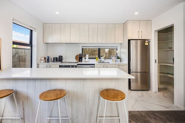 ثلاجة، ميكروويف، فرن، غسالة أطباق