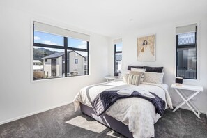 3 bedrooms, desk, WiFi, bed sheets