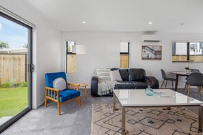 TV - Scenic Views from our 2-BR Trentham Hideaway (Upper Hutt)