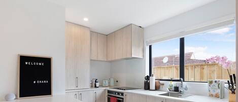 Kylskåp, mikrovågsugn, ugn och spishäll