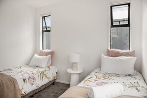 2 عدّة غرف نوم وواي فاي وملاءات أسرّة