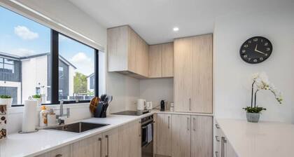 Sunny 2 BR Oasis in Trentham