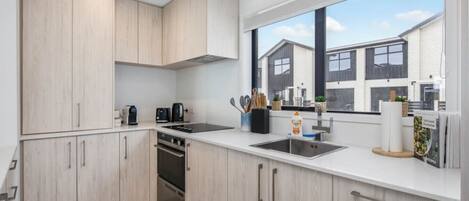 Réfrigérateur, micro-ondes, four, plaque de cuisson