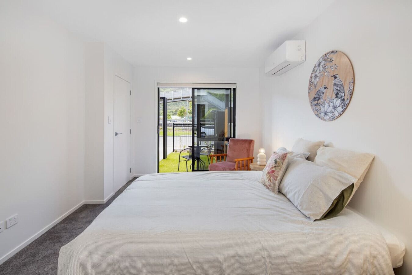 2 bedrooms, desk, iron/ironing board, WiFi