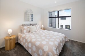 1 bedroom, iron/ironing board, WiFi, bed sheets - Groveview Oasis: 1BR Retreat (Lower Hutt)