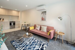 TV - Groveview Oasis: 1BR Retreat (Lower Hutt)