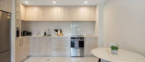 Réfrigérateur, micro-ondes, four, plaque de cuisson