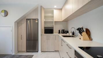 Køleskab, mikrobølgeovn, ovn, kogeplade