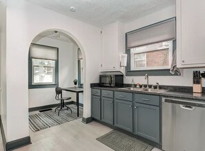 Microwave, oven, stovetop, dishwasher - Meridian Kessler / Broadripple Charmer! ~ oasis steps away from food/drink/shops (Indianapolis)