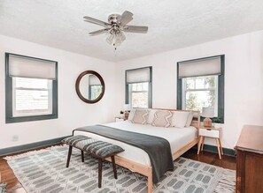 3 bedrooms, iron/ironing board, WiFi, bed sheets - Meridian Kessler / Broadripple Charmer! ~ oasis steps away from food/drink/shops (Indianapolis)