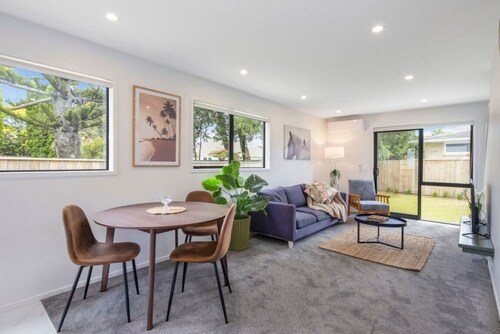 Bright and Comfortable 2BR Stay on Rainey Grove