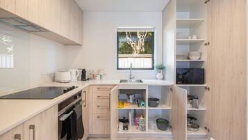 Een koelkast, een magnetron, een oven, een kookplaat