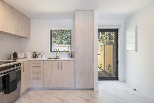 Ariki Vista: Chic Retreat in Low