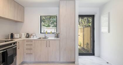 Ariki Vista: Chic Retreat in Low