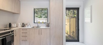 Ariki Vista: Chic Retreat in Low